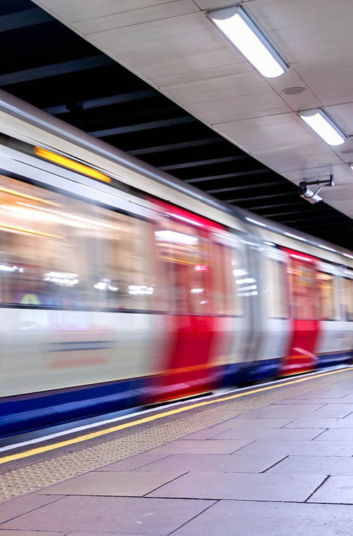 Moving train, motion blurred, London Underground - Immagine